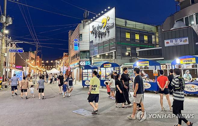 동해 동쪽바다중앙시장 주말 야시장 [연합뉴스 자료사진]