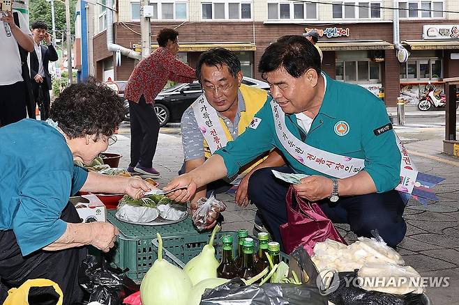 동쪽바다중앙시장서 장보는 심규언 시장 [연합뉴스 자료사진]