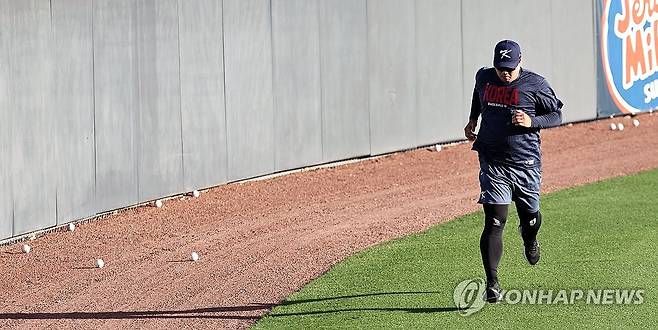 러닝으로 몸 푸는 류현진 (마이애미=연합뉴스) 김인철 기자 = WBC 8강전 경기를 앞둔 한국 야구대표팀의 류현진이 11일(현지시간) 미국 플로리다주 마이애미 FIU 베이스볼 스타디움에서 훈련하고 있다. 2026.3.12 yatoya@yna.co.kr