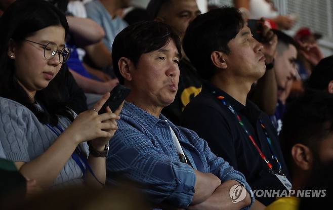 도미니카-베네수엘라 경기 지켜보는 류지현 감독 (마이애미=연합뉴스) 김인철 기자 = 류지현 한국 야구대표팀 감독이 11일(현지시간) 미국 플로리다주 마이애미 론디포파크에서 열린 2026 월드베이스볼클래식(WBC) D조 도미니카와 베네수엘라의 경기를 지켜보고 있다. 2026.3.12 yatoya@yna.co.kr