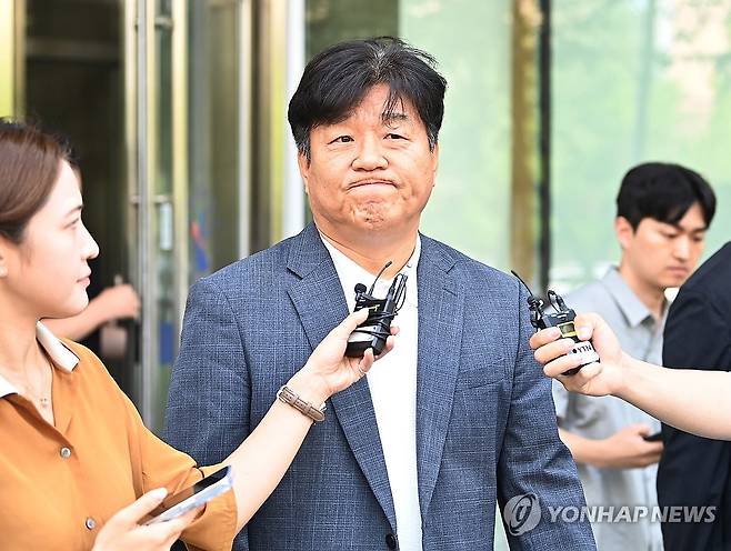 '대출사기 등 혐의' 양문석 의원 항소심도 당선무효형 (수원=연합뉴스) 홍기원 기자 = 딸 명의 편법대출 및 재산축소·페이스북 허위사실 글 게시 등 혐의로 기소된 더불어민주당 양문석 의원이 24일 경기도 수원시 영통구 수원고등법원에서 열린 항소심 선고공판을 마치고 나오고 있다. 
    수원고법 형사3부(김종기 고법판사)는 이날 양 의원의 항소심 선고 공판에서 특정경제범죄가중처벌법상 사기 혐의에 대해 징역 1년 6월에 집행유예 3년, 공직선거법 위반 혐의에 대해 벌금 150만원을 선고한 원심 형량을 유지했다. 2025.7.24 [공동취재] xanadu@yna.co.kr