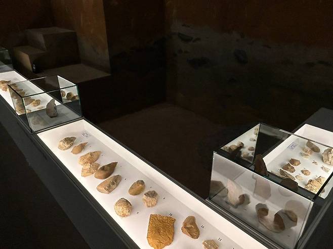 다양한 석기 유물      (연천=연합뉴스) 김예나 기자 = 12일 경기 연천군 전곡선사박물관 상설전시실에 전곡리 일대에서 발견된 다양한 석기 유물이 전시돼 있다. 2026.3.12
    yes@yna.co.kr