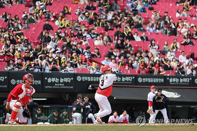 관중 들어찬 시범경기 (광주=연합뉴스) 조남수 기자 = 12일 광주 기아챔피언스필드에서 열린 프로야구 SSG 랜더스와 KIA 타이거즈의 시범경기. KIA 김선빈이 4회말에 타격하고 있다. 2026.3.12 iso64@yna.co.kr