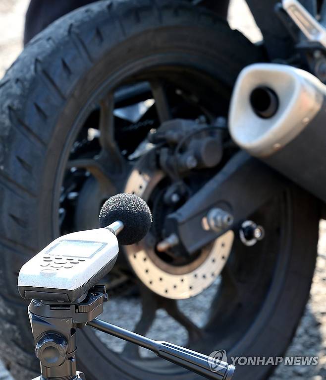 청라하늘대교 통행 이륜차 소음 특별단속 (인천=연합뉴스) 임순석 기자 = 12일 인천 중구 청라하늘대교 인근 하늘대로에서 인천중부경찰서, 중구청, 한국교통안전공단 관계자들이 이륜차 소음 합동단속을 하고 있다. 
   지난 1월 초 개통한 청라하늘대교(제3연륙교)는 영종국제도시와 내륙을 잇는 해상교량으로 이륜차(오토바이) 통행이 허용되면서 영종도 주민들의 이륜차 소음 민원이 이어지고 있다. 2026.3.12 soonseok02@yna.co.kr