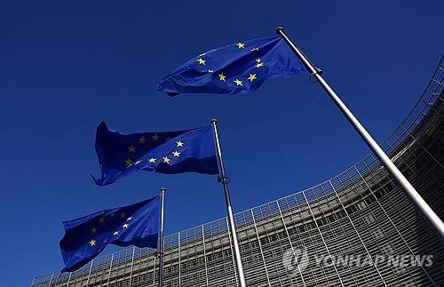 브뤼셀의 유럽연합(EU) 집행위원회 본부 앞에 펄럭이는 EU깃발[로이터 연합뉴스 자료사진 재판매 및 DB 금지]