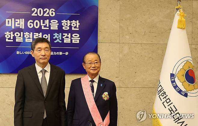 가와무라 일한친선협회중앙회 회장에 서훈 (도쿄=연합뉴스) 박상현 특파원 = 이혁 주일 한국대사(왼쪽)가 12일 도쿄 주일 한국대사관에서 이재명 대통령 명의의 수교훈장 광화장을 가와무라 다케오 일한친선협회중앙회 회장에게 전달한 후 기념 촬영하고 있다. 2026.3.12 psh59@yna.co.kr