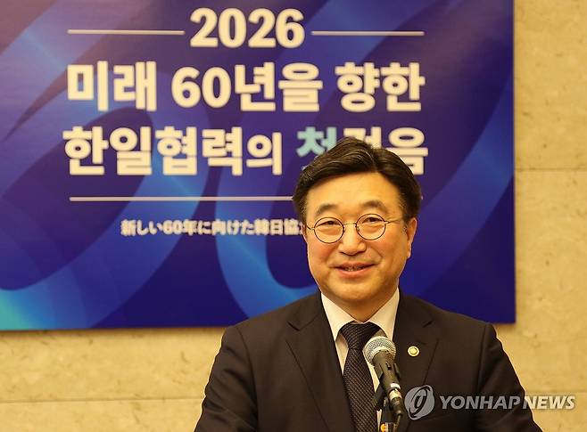 축사하는 윤호중 행정안전부 장관 (도쿄=연합뉴스) 박상현 특파원 = 윤호중 행정안전부 장관이 12일 도쿄 주일 한국대사관에서 열린 가와무라 다케오 일한친선협회중앙회 회장 훈장 전수식에서 축사하고 있다. 2026.3.12 psh59@yna.co.kr