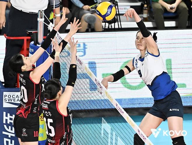 공격하는 현대건설의 나현수(오른쪽) [한국배구연맹 제공. 재판매 및 DB 금지]