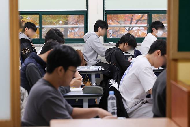 수능 치는 수험생들[연합뉴스 자료사진]
