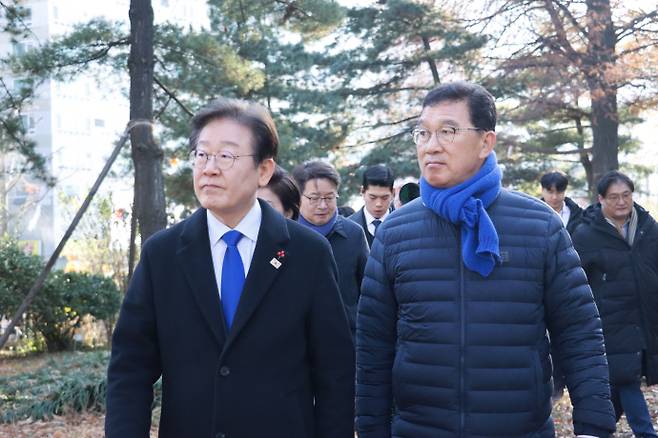 이재명 대토령과 국회 행정안전위원장인 더불어민주당 신정훈 국회의원. /신정훈 의원실 제공
