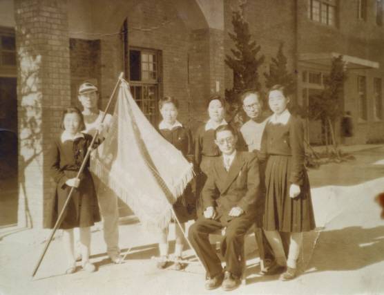 국가대표 탁구선수가 된 2회 황계선(제2회 전국 학교 대항 선수권대회 여자 중등부 우승. 우승기 뒤)