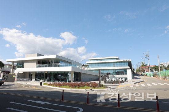 ▲ 지난 2022년 개관한 울산시립미술관이 타 광역시 시립미술관에 비해 지역 작가 작품 소장, 전시 등 협업이 저조해 지역 미술 활성화를 위해 적극적으로 역할을 해야한다는 목소리가 나오고 있다. 사진은 울산시립미술관 전경. 경상일보 자료사진