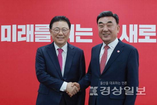 ▲ 6·3 지방선거 울산시장에 도전하는 김두겸(오른쪽) 울산시장과 박맹우 전 울산시장이 12일 서울 영등포구 여의도 국민의힘 중앙당사에서 열린 광역단체장 후보 면접에 앞서 기념 촬영하고 있다. 연합뉴스