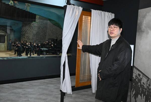 정호 작가가 3.15기념관이 구매한 작품 '어떤 사람들'을 설명하고 있다. / 김구연 기자