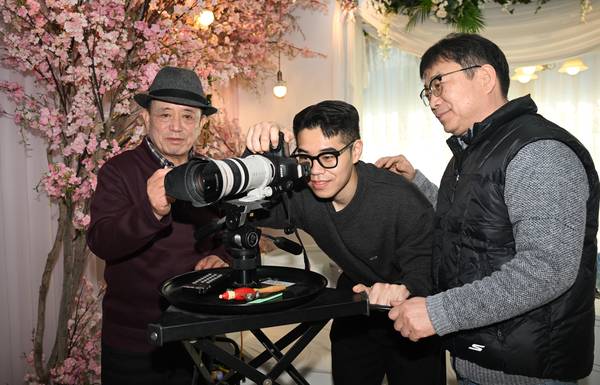 창원시 마산합포구 장군동 남양스튜디오에서 김두수(왼쪽 첫째)-김양욱(왼쪽 셋째)-김태오 삼부자가 사진을 찍고 있다. /김구연 기자 sajin@idomin.com
