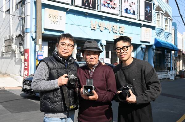 창원시 마산합포구 장군동 남양스튜디오에서 김두수(왼쪽 둘째)-김양욱(왼쪽 첫째)-김태오 삼부자가 사진을 찍고 있다. /김구연 기자 sajin@idomin.com