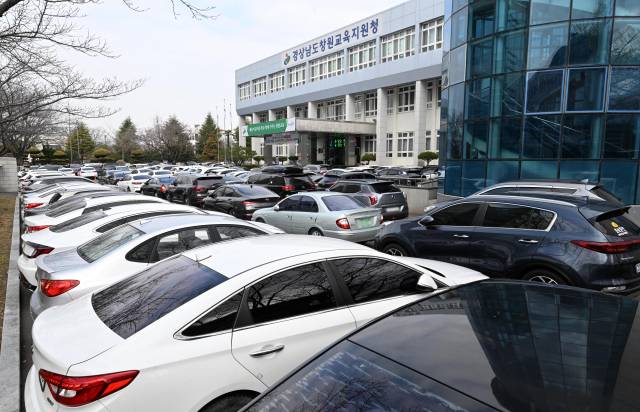 창원교육지원청이 건물 노후화와 협소화로 청사 이전을 추진하고 있는 가운데 5일 창원교육지원청 주차장이 고질적인 주차난으로 큰 혼잡을 빚고 있다./성승건 기자/