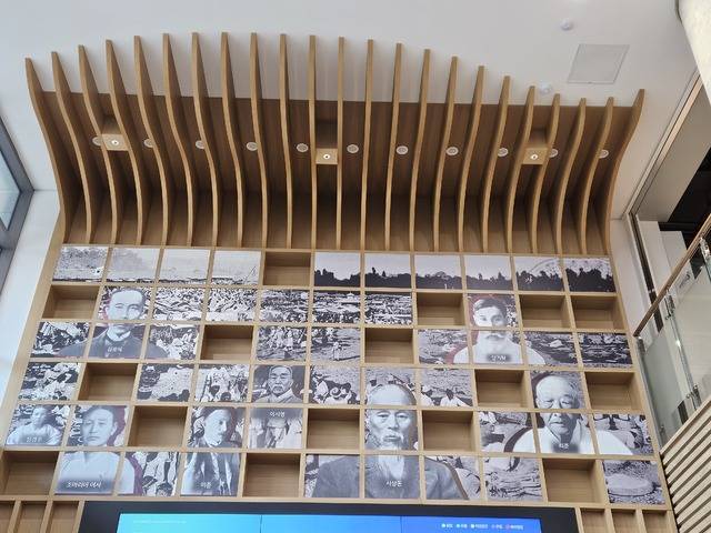 국채보상운동기념도서관 로비 좌측 상단에 이 운동을 이끈 서상돈 김광제 등 선각자들을 기리고 있다. 최미화 기자