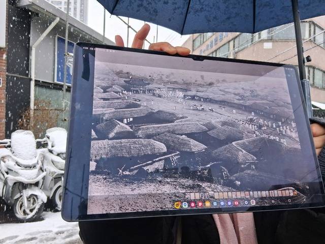 대구 북후정 옛터를 찾은 시민들에게 대구근대역사관 관계자가 태블릿에 담은 1900년대 북후정(왼쪽 위 정자) 사진을 보여주며 '대구정신의 산실'이었음을 설명하고 있다. 최미화 기자