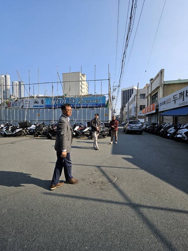 대구국채보상운동기념사업회 엄창옥 상임대표와 김영균 사무처장 등이 북후정 옛터에 동판이 사라진 현장을 점검하고 있다. 최미화 기자