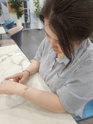 직장인 정지윤씨가 금테크를 하게 된 배경을 설명하며 금 액세서리를 보여주고 있다. 최미애기자 miaechoi21@yeongnam.com