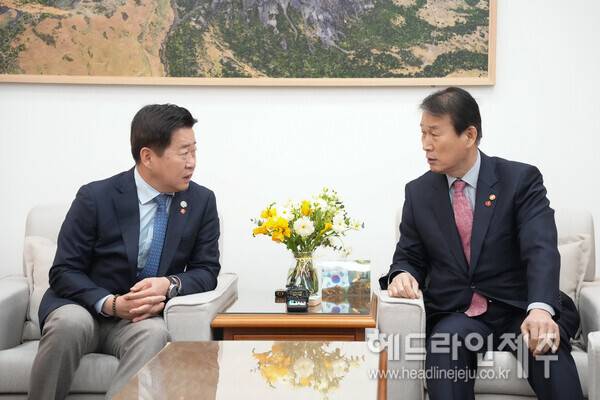 오영훈 제주도지사를 만나 대화를 나누고 있는 권오을 장관.