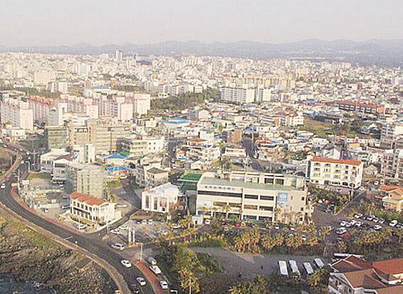 제주에서 빈집 증가가 이어지는 가운데, 방치된 빈집을 공공임대주택과 농어촌 유학주택으로 활용하는 전환 사업이 추진된다.