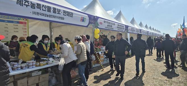 제주들불축제 입구에 마련된 상생장터에 방문객들이 찾은 모습.