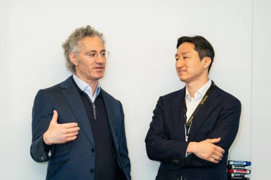 지난 2025년 3월 정기선 HD현대 회장(오른쪽)과 알렉스 카프 팔란티어 CEO가 만나 협력 방안을 논의하는 모습. /사진=HD현대