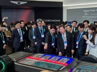 이철규 국민의힘 의원과 엄기천 한국배터리산업협회장 등 인터배터리 주요 참석자가 SK온 부스를 방문했다. 사진=김민호 기자