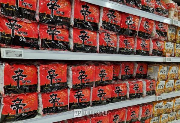 한 대형마트 매대에 농심 '신라면' 제품이 진열된 모습./사진=미디어펜 김성준 기자
