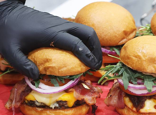 밀가루와 설탕 가격 하락으로 제빵 프랜차이즈와 식품업계가 잇따라 가격을 내리는 가운데 햄버거 프랜차이즈 업계는 오히려 가격 인상에 나서고 있다. /연합뉴스