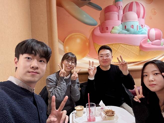 전원필 전무와 D조 청년기자.