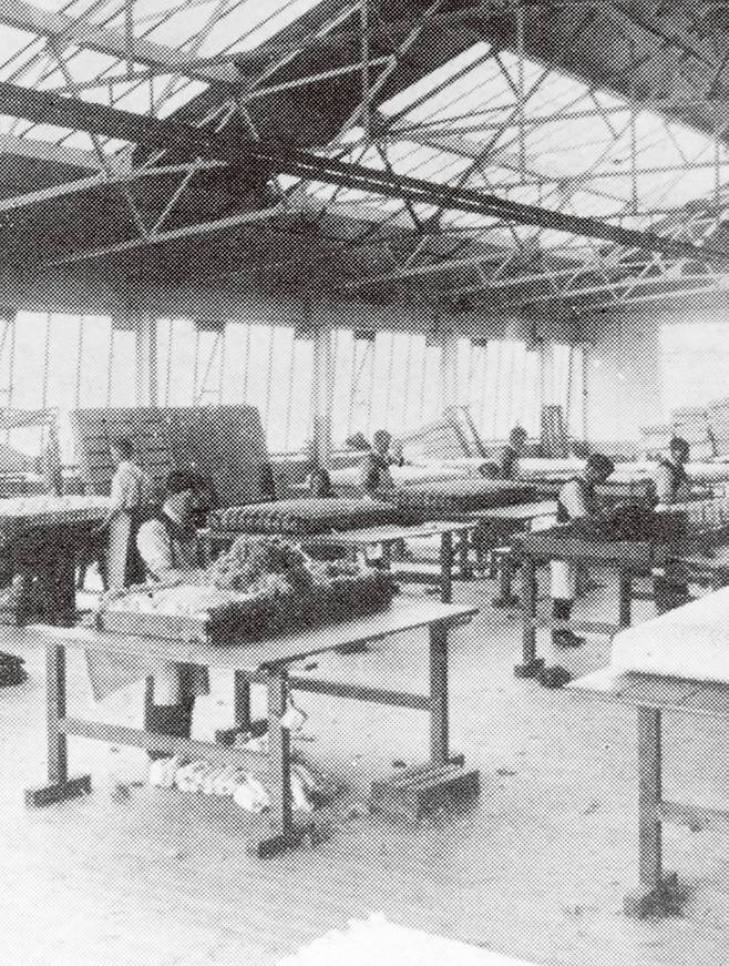 바이스프링은 1970년부터 영국 플리머스에 본거지를 두고 있으며, 모든 공정을 숙련된 장인들이 수작업으로 진행한다(인피니 사진 제공).