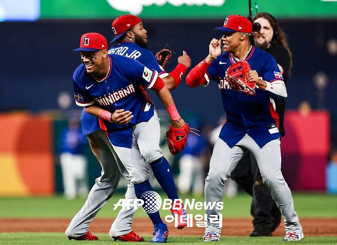 도미니카공화국 선수들이 베네수엘라전 승리 후 함께 기뻐하고 있다. 사진=AFPBBNews