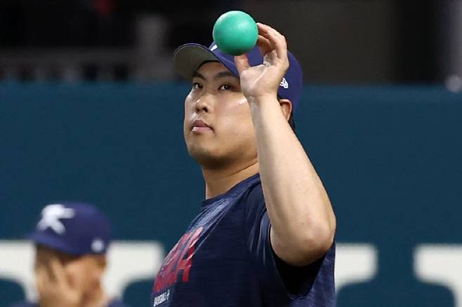 류현진이 월드베이스볼클래식(WBC) 8강전을 앞둔 12일(현지시간) 미국 플로리다주 마이애미 론디포파크에서 열린 훈련에서 몸을 풀고 있다. (사진=연합뉴스)