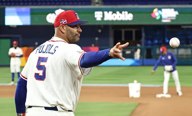 앨버트 푸홀스 도미니카공화국 야구감독이 월드베이스볼클래식(WBC) 준준결승을 하루 앞둔 12일(현지시간) 미국 플로리다주 아트패러 밀라노-코르티나 론디포파크에서 선수들과 함께 훈련을 하고 있다. 사진=연합뉴스