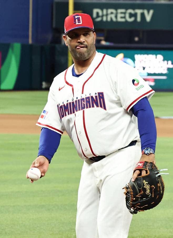 앨버트 푸홀스 도미니카공화국 야구감독이 월드베이스볼클래식(WBC) 준준결승을 하루 앞둔 12일(현지시간) 미국 플로리다주 마이애미 론디포파크에서 선수들과 함께 훈련을 하고 있다. 사진=연합뉴스
