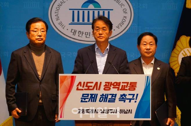 이동환 고양시장(가운데)이 13일 국회에서 주광덕 남양주시장(오른쪽), 이현재 하남시장과 '신도시 광역교통 문제 해결 촉구' 공동 건의문을 발표하고 있다.(사진=고양특례시)
