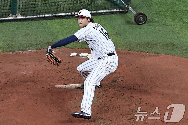 미국 플로리다주 마이애미 론디포 파크에서 진행한 일본 공식 훈련 때 라이브 피칭을 하는 오타니.ⓒ 뉴스1 구윤성 기자