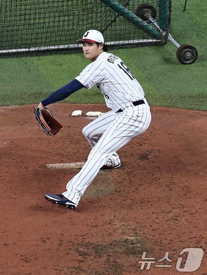 미국 플로리다주 마이애미 론디포 파크에서 진행한 일본 공식 훈련 때 라이브 피칭을 하는 오타니.ⓒ 뉴스1 구윤성 기자