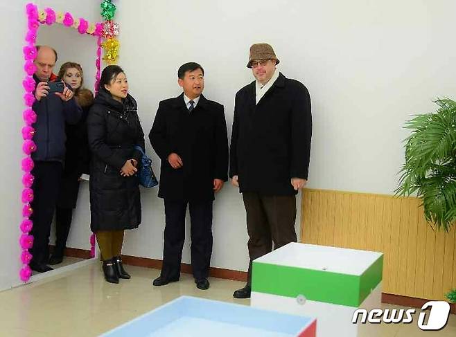 (평양 노동신문=뉴스1) = 2023년 11월 열린 북한의 지방인민회의 대의원 선거. 앞에 놓인 '찬성' 혹은 '반대' 투표함에 투표를 하는 방식으로 선거가 진행됐다. [국내에서만 사용가능. 재배포 금지. DB 금지. For Use Only in the Republic of Korea. Redistribution Prohibited] rodongphoto@news1.kr