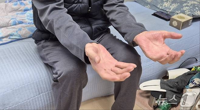 12일 서울역 인근에 있는 취약계층 결핵환자 주거·관리 시설 '미소꿈터'에서 김진호(가명, 61)씨를 만났다. 지난 2024년 크게 다쳐 손과 발을 움직일 수 없었던 그는 시설의 재활치료 연계 서비스를 통해 손을 다시 구부리고 펼 수 있게 됐다. 2026.3.12/뉴스1 조유리 기자