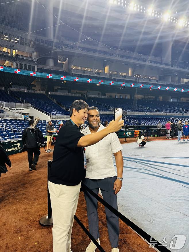 이대호(왼쪽) 해설위원과 넬슨 크루즈 도미니카공화국 단장. 둘은 과거 MLB 시애틀에서 한솥밥을 먹었다.2026.3.13 ⓒ 뉴스1 서장원 기자