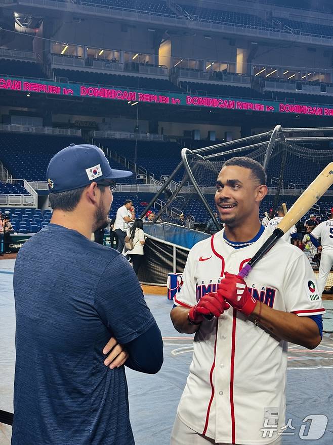 한국 야구 대표팀 데인 더닝(왼쪽)과 도미니카공화국 훌리오 로드리게스. 두 선수는 현재 MLB 시애틀에서 함께 뛰고 있다.2026.3.13 ⓒ 뉴스1 서장원 기자