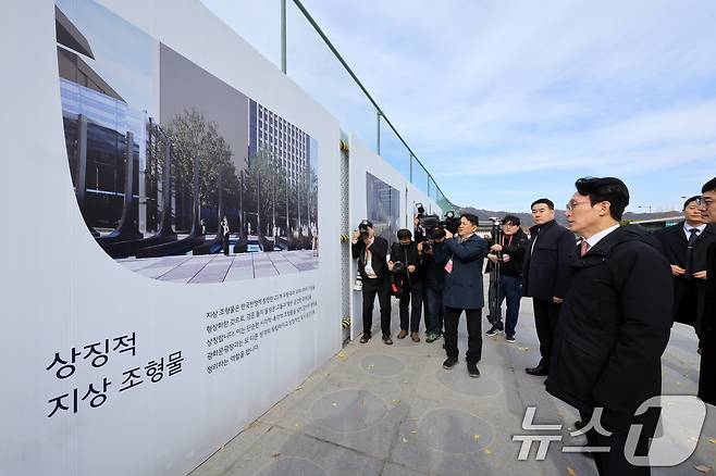 김민석 국무총리가 서울 종로구 광화문광장에 설치되는 감사의 정원 공사현장을 방문하고 있다. 2025.11.17 ⓒ 뉴스1 이호윤 기자