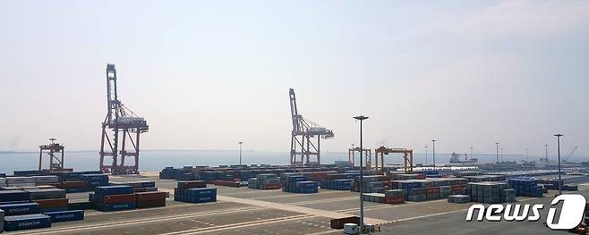 지난 4월 경상수지가 반도체 수출 부진 등으로 상품수지 흑자가 축소되면서 7년 만에 적자로 돌아선 가운데 5일 경북 포항시 북구 흥해읍 영일망항 컨터이너부두에 있는 크레인들이 멈춰 있다.(포항영일신항(주)제공)2019.6.5 ⓒ 뉴스1 최창호 기자