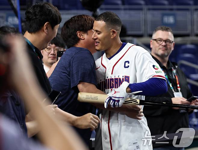 대한민국 류현진과 도미니카공화국 매니 마차도가 12일 오후(현지시간) 미국 플로리다주 마이애미 론디포파크에서 2026 월드베이스볼클래식(WBC) 8강전을 앞두고 만나 포옹하고 있다. 2026.3.13 ⓒ 뉴스1 구윤성 기자