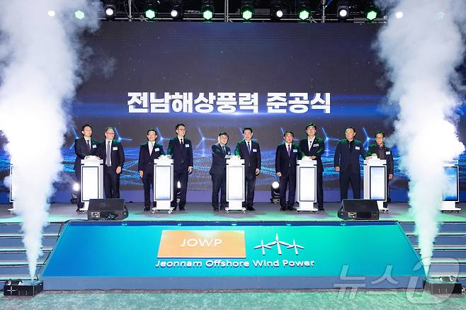 김성환 기후에너지환경부 장관, 김영록 전라남도지사, 이종수 SK이노베이션 E&S 사장, 토마스 위베 폴슨 코펜하겐 인프라스트럭쳐 파트너스(CIP) 아태지역 대표 등이 전남 신안에서 열린 '전남 해상풍력 1단지 준공식'에 참석해 준공 세레머니를 하고 있다. ⓒ 뉴스1