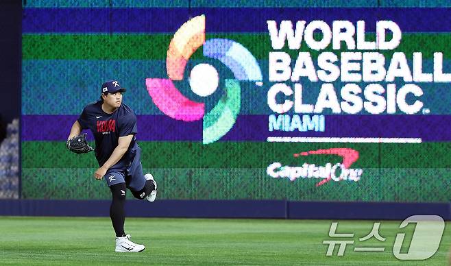류현진이 12일 오후(현지시간) 미국 플로리다주 마이애미 론디포파크에서 2026 월드베이스볼클래식(WBC) 도미니카공화국과의 8강전을 하루 앞두고 공식훈련을 하고 있다. 2026.3.13 ⓒ 뉴스1 구윤성 기자